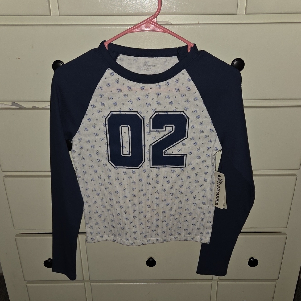 No Boundaries Navy and White Floral Long Sleeve Tee 💓4/$25